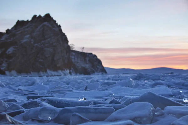 Hielo en el lago Baikal, invierno. Atardecer paisaje . — Foto de Stock