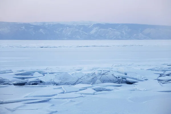 Ice-drift na Bajkał, zima. Zachód słońca krajobraz. — Zdjęcie stockowe