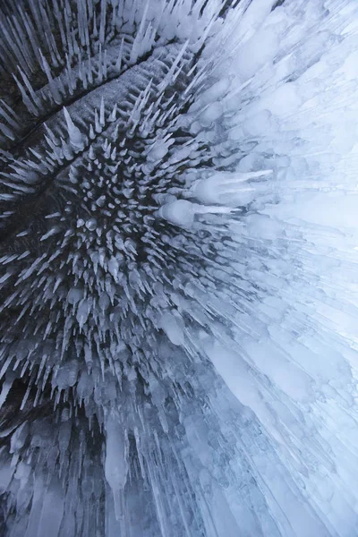 Eiszapfen hängen. Winterlicher Hintergrund — Stockfoto