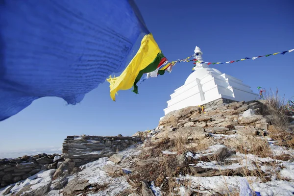 Буддийская ступа с красочными флагами. Огойский остров. Байкальская достопримечательность — стоковое фото