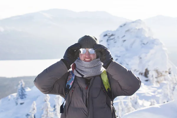 바위 근처 남자입니다. 산 Zyuratkul, 겨울 — 스톡 사진
