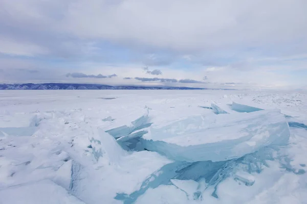 ターコイズの流氷。冬の風景。氷の漂流。バイカル湖 — ストック写真