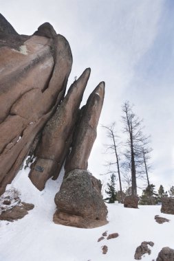 Krasnoyarsk Pillars saklıdır. Tüy Rock, kış