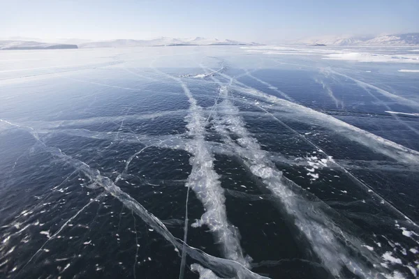 Rachaduras no gelo do Lago Baikal — Fotografia de Stock
