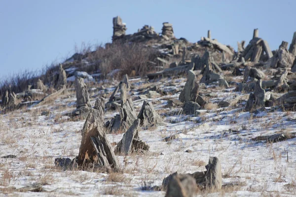 Stone pyramiderna för sprit på Ogoi ö. — Stockfoto