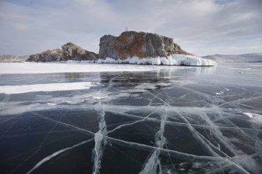 Mare kafa Cape, Deniz Baykal, Olkhon Adası buzun içinde çatlaklar.