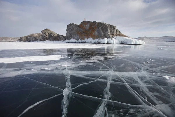 수 컷의 머리 케이프, 얼음 호수 바이칼 올혼 섬에 균열. — 스톡 사진