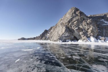Kış manzarası ile Deniz Baykal, Oltrek Island buzun içinde çatlaklar