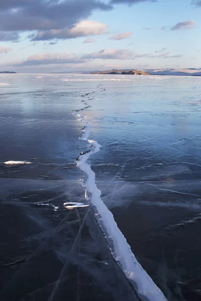 Crack en el hielo del lago Baikal. Paisaje invierno — Foto de Stock