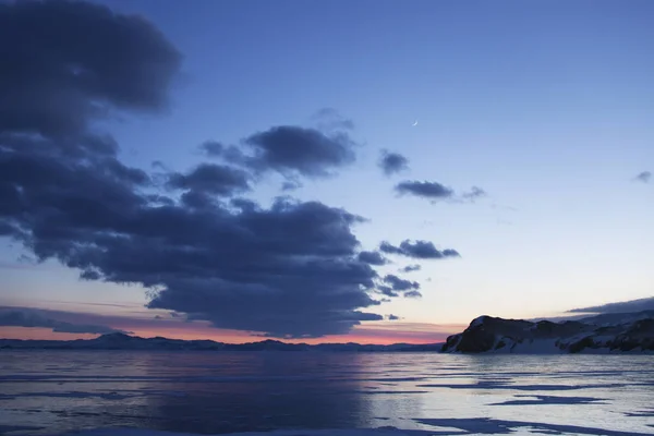 Bajkalsjön. Solnedgången vinterlandskap; — Stockfoto