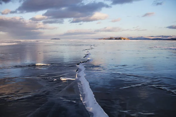 Lago Baikal paisaje, grieta en el hielo. Invierno — Foto de Stock