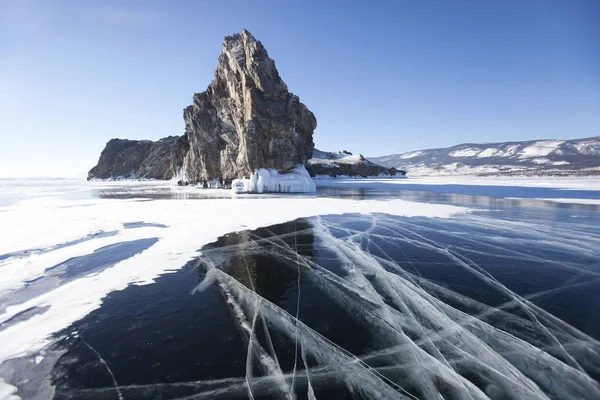 Risse im Eis. Baikalsee, Insel Oltrek. Winterlandschaft — Stockfoto