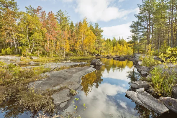 Lago na floresta. Outono da Carélia Paisagem — Fotografia de Stock