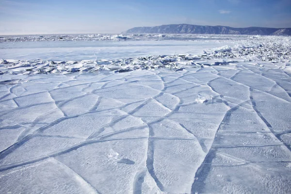 Озеро Байкал возле села Листвянка. Зимний пейзаж — стоковое фото