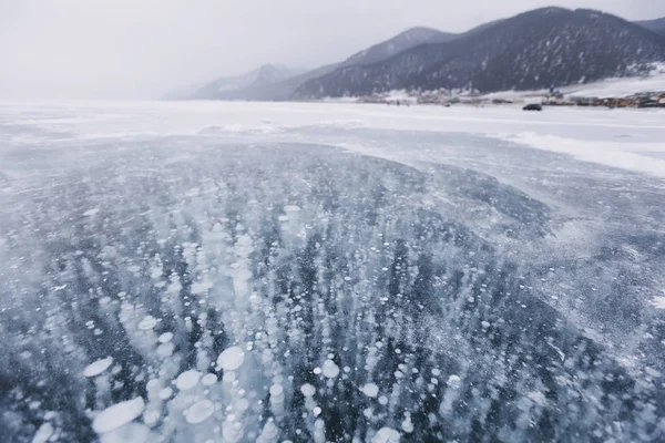 Bubliny v ledu. Jezero Bajkal. Zimní krajina — Stock fotografie