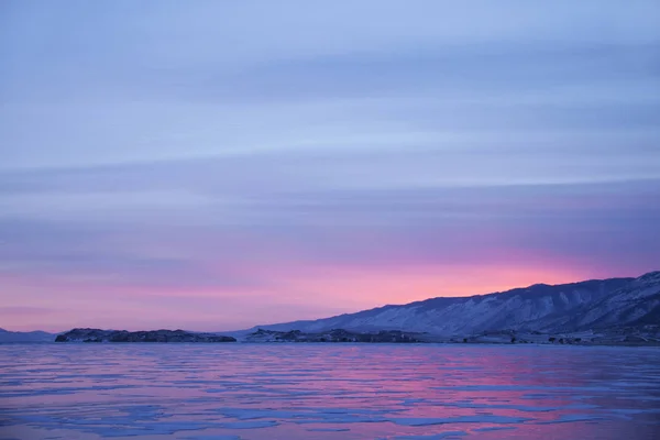 Озеро Байкал, зима. Мис Uyuga захід сонця краєвид. — стокове фото