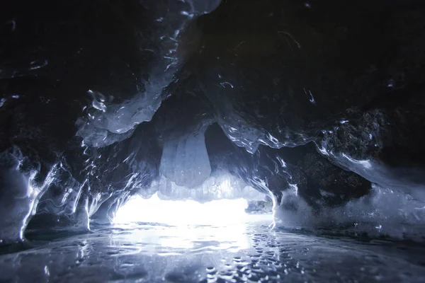 Caverna de gelo, Lago Baikal. Paisagem inverno — Fotografia de Stock