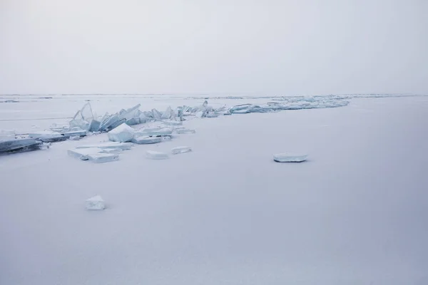 Τυρκουάζ παγετώνας πάγο. Χειμωνιάτικο τοπίο. Λίμνη Βαϊκάλη — Φωτογραφία Αρχείου