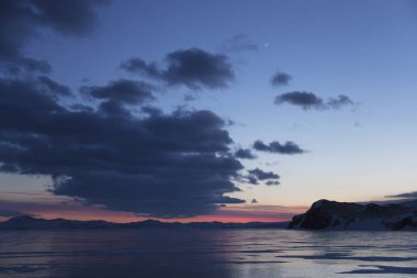 Deniz Baykal. Kış günbatımı manzarası. Rusya