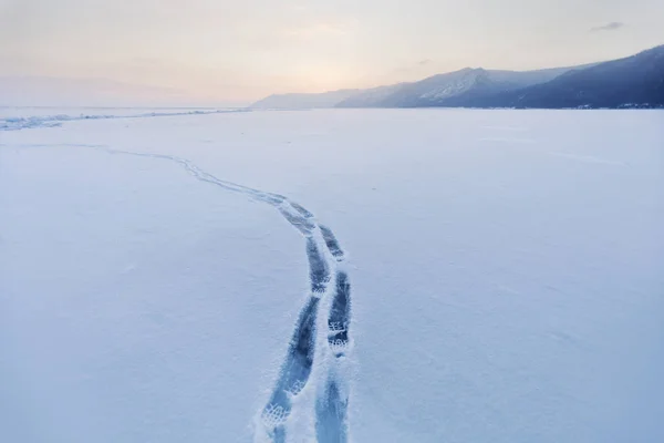 Huellas en el hielo del lago Baikal. Paisaje invierno —  Fotos de Stock