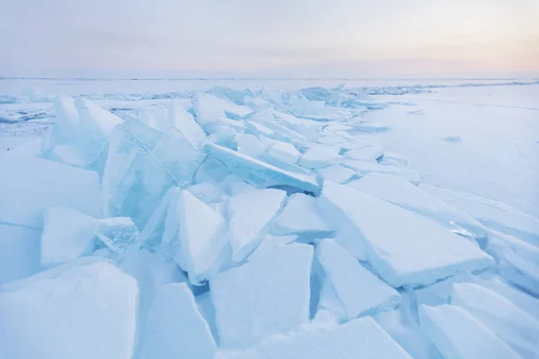 Ledová tříšť jezera Bajkal. Tyrkysové ledová kra. Zimní krajina. — Stock fotografie