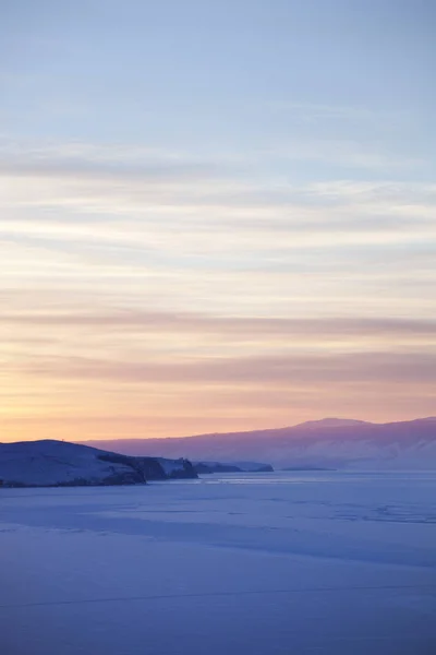 Lago Baikal, invierno. Atardecer paisaje . — Foto de Stock