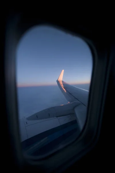 Dawn ég és a repülőgép szárnya. Nézd a reflektor — Stock Fotó
