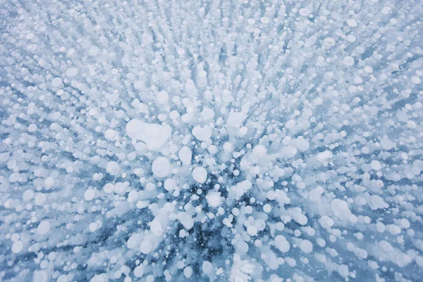 Bubliny textury v ledu jezera Bajkal. Zimní pozadí — Stock fotografie