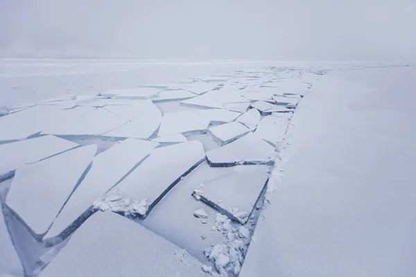 Jezero Bajkal, praskliny. Ledové kry. Zimní krajina — Stock fotografie