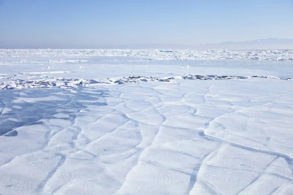 Lago Baikal, rachaduras no gelo. Paisagem inverno — Fotografia de Stock