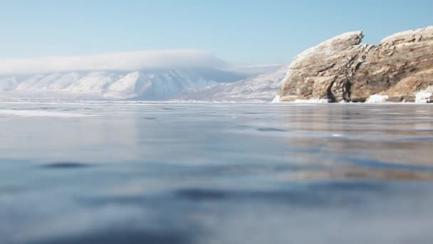 Baykal Gölü buz paten bacaklarda. — Stok video