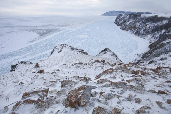 Vue du lac Baïkal depuis le cap Sagan-Khushun sur l'île d'Olk — Photo