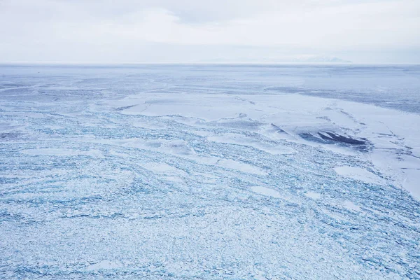 バイカル湖の氷の漂流フィールド — ストック写真