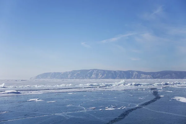 Glace du lac Baïkal. Ciel bleu. Paysage hivernal — Photo