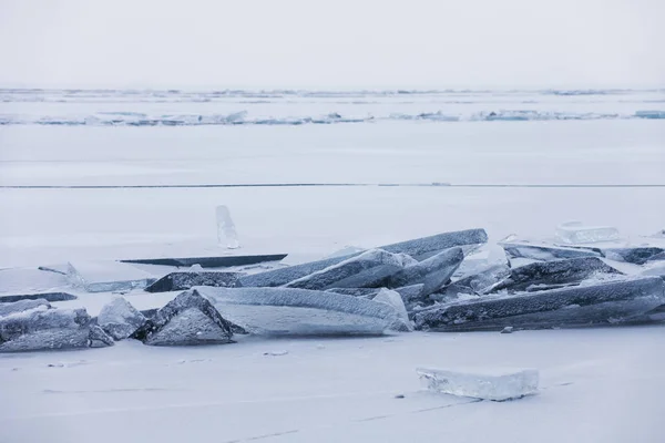 Tyrkysové ledová kra. Zimní krajina. Jezero Bajkal — Stock fotografie