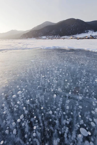 Bubliny v ledu. Jezero Bajkal. Zimní krajina — Stock fotografie