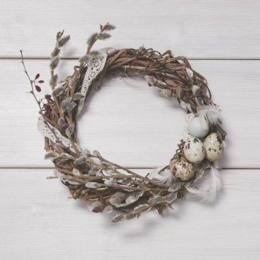 Willow ve ahşap arka plan üzerinde yumurta Paskalya çelenk