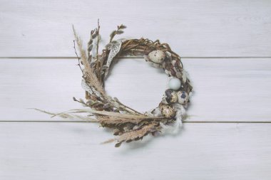 Willow ve ahşap arka plan üzerinde yumurta ile çelenk