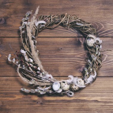 Willow ve ahşap arka plan üzerinde yumurta ile çelenk