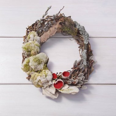 Beyaz ahşap zemin üzerinde bahar çelenk