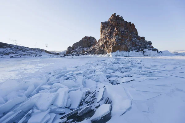 Lago Baikal hielo. Shamanka rock. Paisaje invierno — Foto de Stock