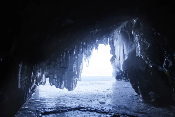 Eishöhle, Baikalsee. Winterlandschaft — Stockfoto