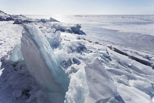 Tyrkysové ledové kry z jezera Bajkal. Zimní krajina — Stock fotografie