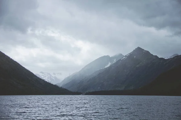 Multinskoe jezero. Altaj krajina. — Stock fotografie