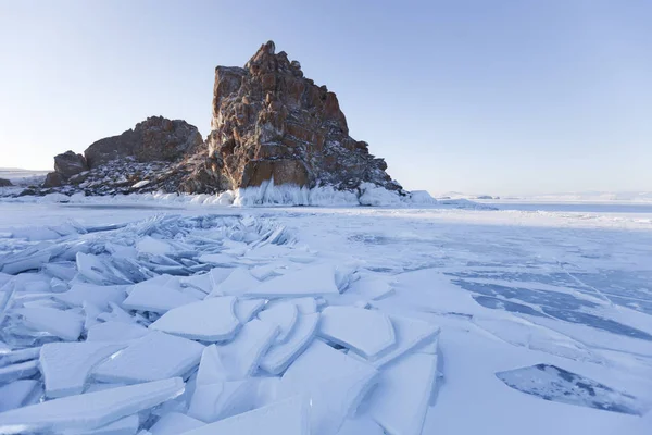 Baikaleis. olchon Insel. Schamanka-Rock. Winterlandschaft — Stockfoto