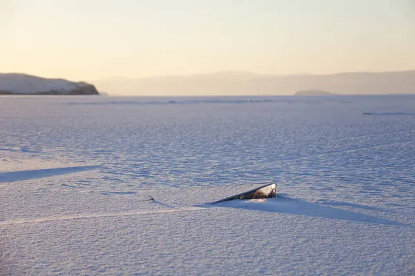 Jezero Bajkal, zimní přírody. Západ slunce na šířku. — Stock fotografie