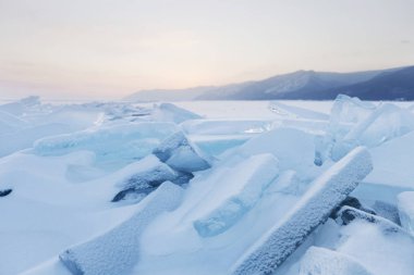 Turkuaz buzlar. Kış günbatımı manzarası.