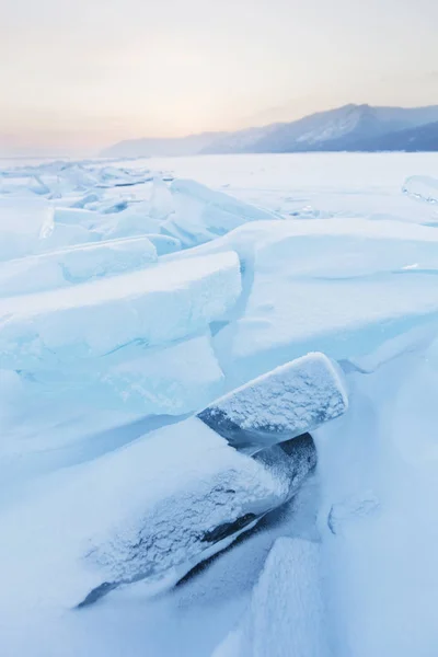 Tyrkysové ledových ker. Zimní slunce krajina — Stock fotografie