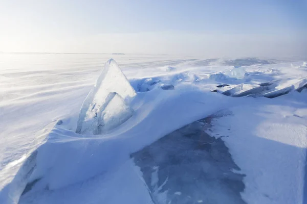 透明な氷のかたまり。冬の風景。バイカル湖 — ストック写真