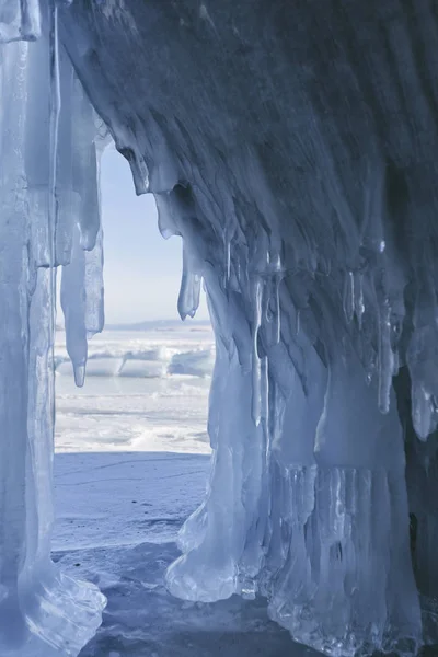 Eishöhle (Grotte), borga-dagan Insel. Winterlandschaft — Stockfoto